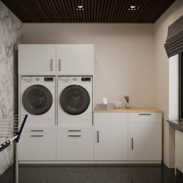 Moderne wasruimte met twee wasmachines of drogers met voorlader, gestapeld in witte kasten, een aanrecht met schoonmaakspullen en een droogrek aan de muur. Marmeren muur en houten plafond zorgen voor een stijlvolle touch.
