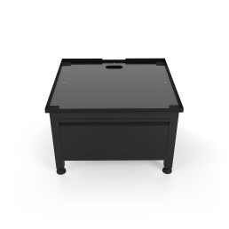 Een zwarte, vierkante tafel met een plat blad en vier stevige poten, van voren gezien tegen een witte achtergrond. Er zit een ronde uitsparing aan de achterkant van het tafelblad.