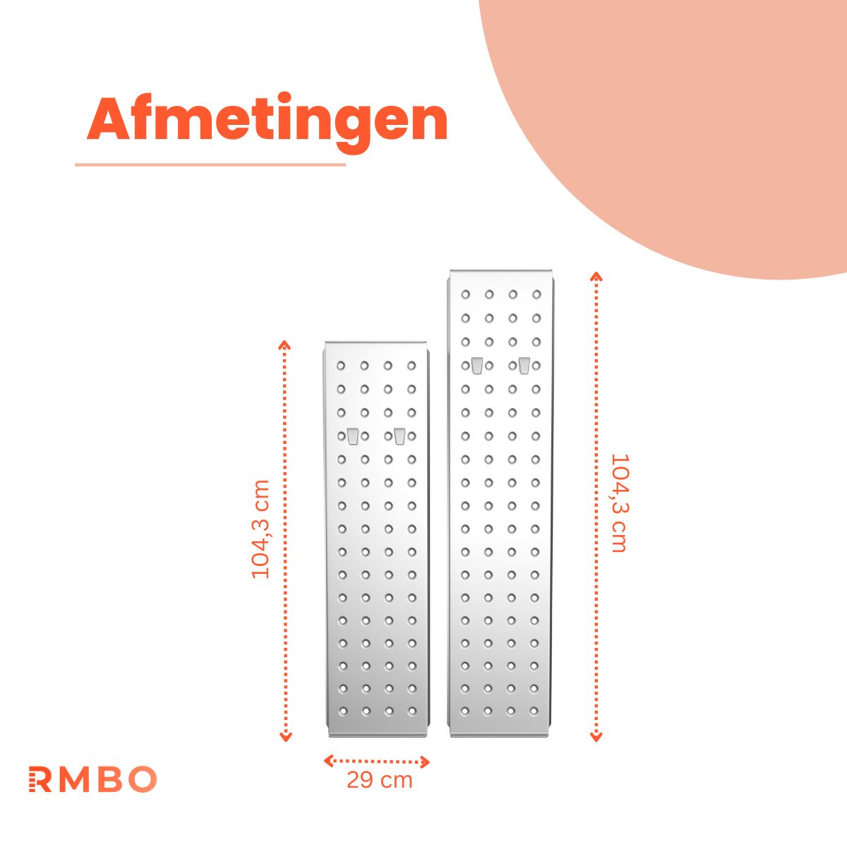 Twee rechthoekige metalen panelen met kleine gaatjes, naast elkaar en elk 104,3 cm hoog. Het linkerpaneel is 29 cm breed. Oranje pijlen geven de afmetingen aan. Het Nederlandse woord Afmetingen staat bovenaan, met het logo van het RMBO links onderaan.