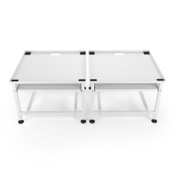 Twee witte Wasophoogte wasmachine verhoger - Ecoslim XL met Plateau - Dubbel units worden naast elkaar geplaatst, elk met een centraal kabelgat, zwarte hoekbeschermers en robuuste verrijdbare poten.