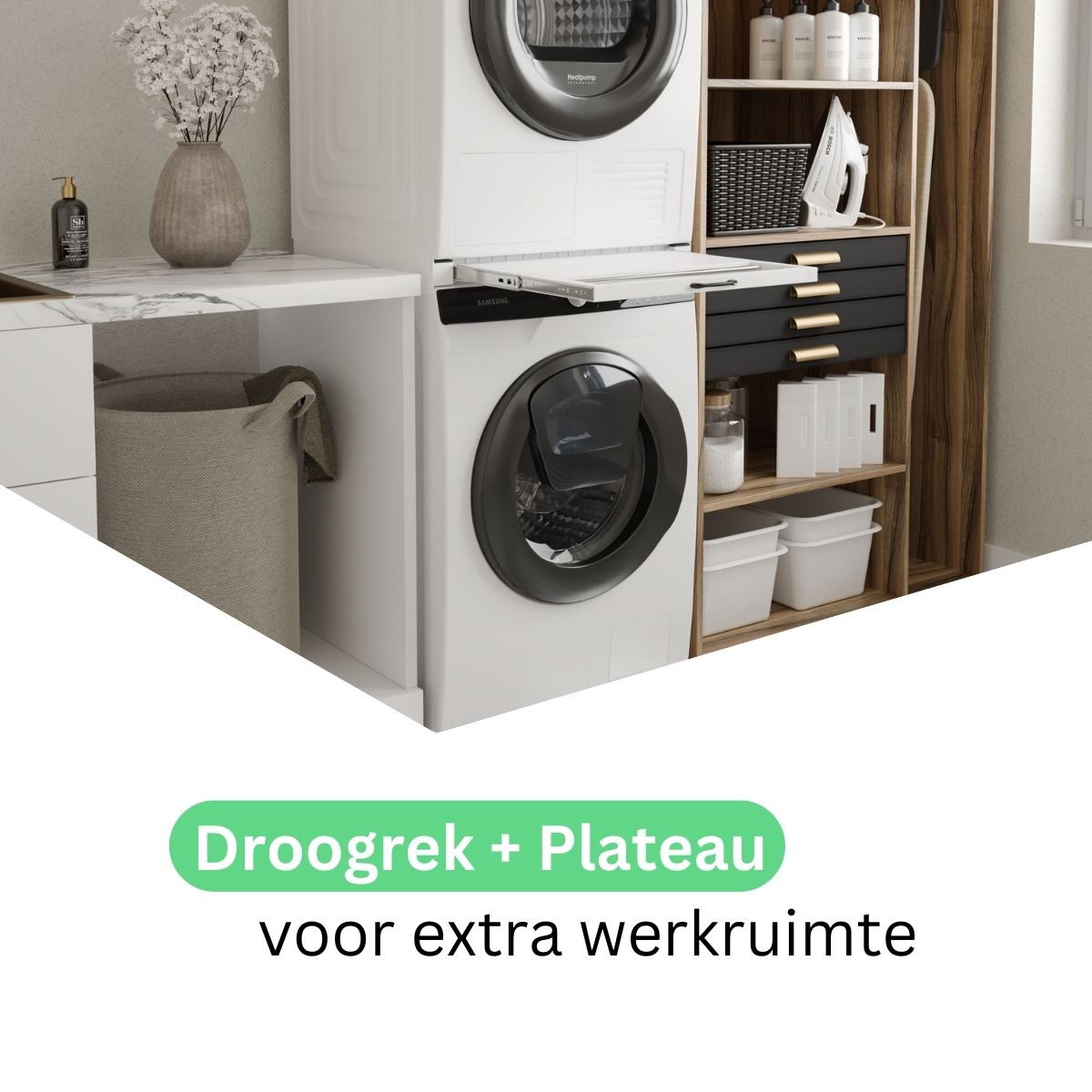 Een moderne wasruimte met een gestapelde wasmachine en droger, een droogrek, planken met opbergdozen en een decoratieve vaas. De Nederlandse tekst luidt: Droogrek + Plateau voor extra werkruimte.